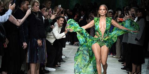 abito verde versace|Vestito verde Versace di Jennifer Lopez: 5 cose da sapere .